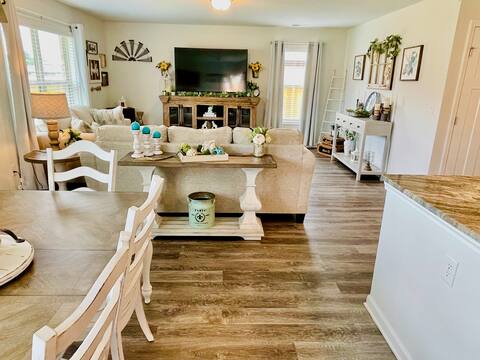 COZY Three-Bedroom House with Study, 2-Car garage
