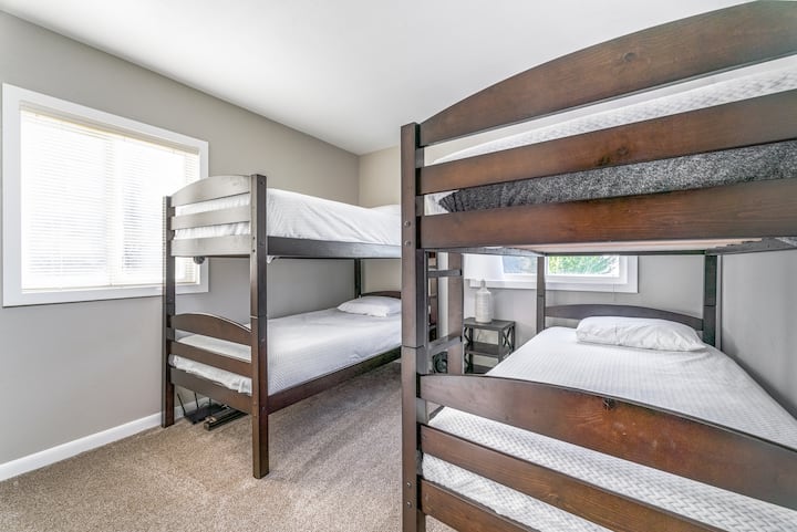 Ოთხი ორსართულიანი საწოლი ზრდასრულებისთვის ან ბავშვებისთვის. Ახალი მატრასები ძალიან კომფორტულია