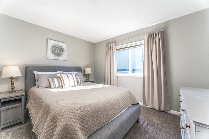 Აბსოლუტურად კომფორტული საწოლი ორადგილიანი კუთხით.