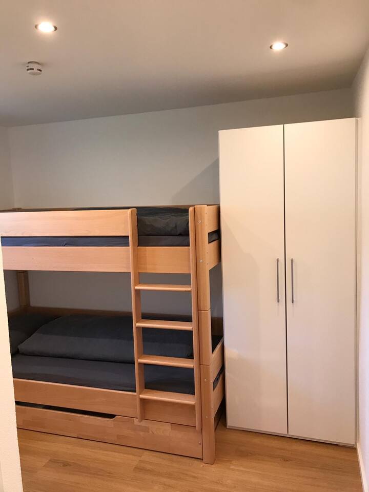 Деца во спална соба