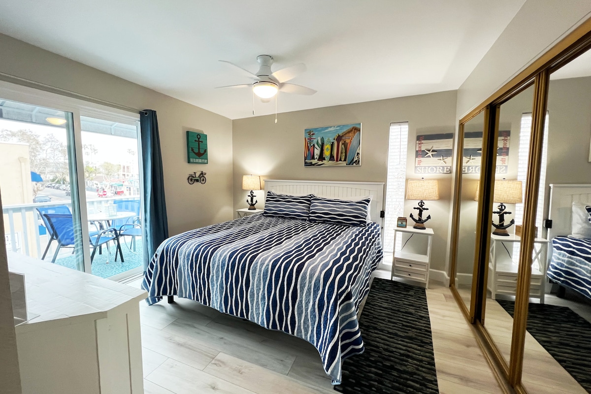 Spavaća soba s bračnim krevetom i balkonom