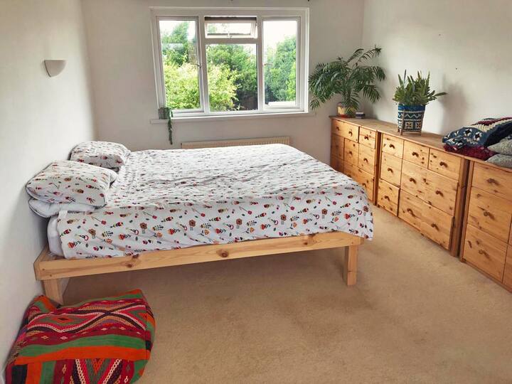 chumba kikubwa cha kulala kilicho na kitanda kikubwa cha ukubwa wa king