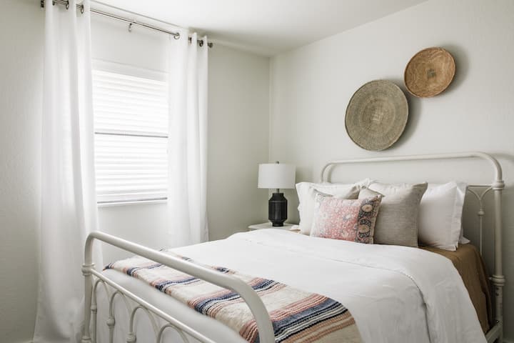 Srednja spavaća soba za goste s krevetom pune veličine i pametnim TV-om