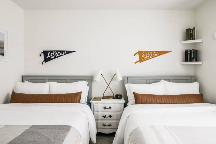 Prednja spavaća soba za goste s dva kreveta pune veličine i pametnim televizorom