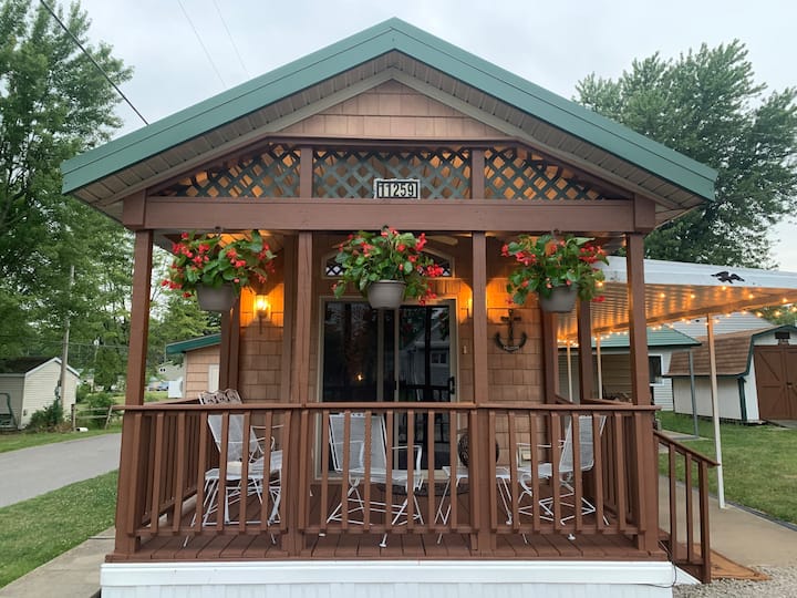 The Kiowa Corner Getaway5 min walk to Indian Lake Cottages for Rent in Lakeview, Ohio, United