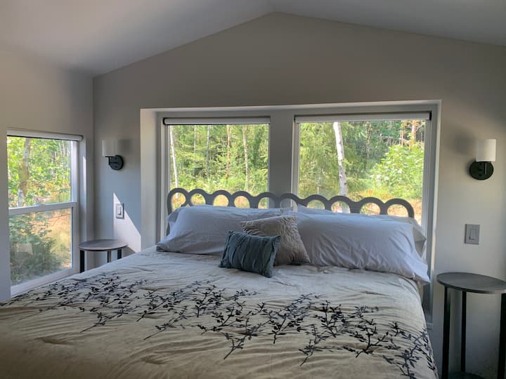 Საძინებელში არის დიდი ზომის საწოლი და ტელევიზორი Blueray დამკვრელით. 