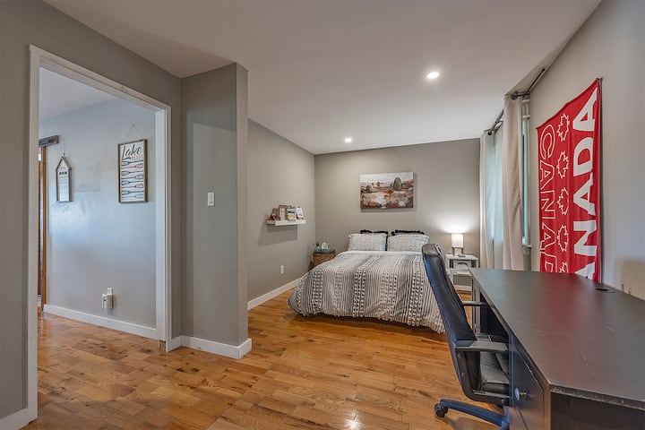 El segundo dormitorio tiene una cama doble y una cama plegable individual. Ropa de cama en el armario del dormitorio.