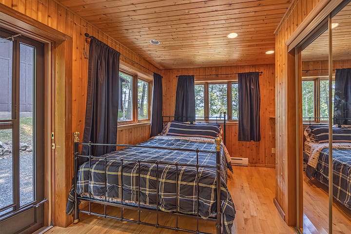 La casa de huéspedes separada tiene una cama tamaño queen, vistas al lago y una privacidad total.