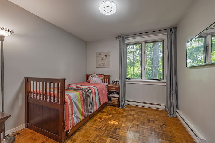 El tercer dormitorio tiene una cama nido y puede alojar a dos huéspedes. Simplemente despliega la cama inferior a la pared opuesta para espacio y comodidad.
