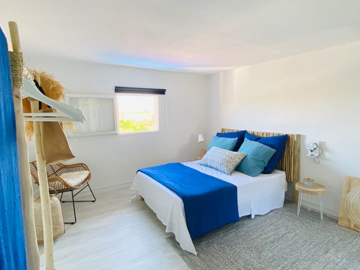 Veľká spálňa spojená s malou spálňou a pracovným priestorom. Spálňa na poschodí.
výhľad na more, lôžko 