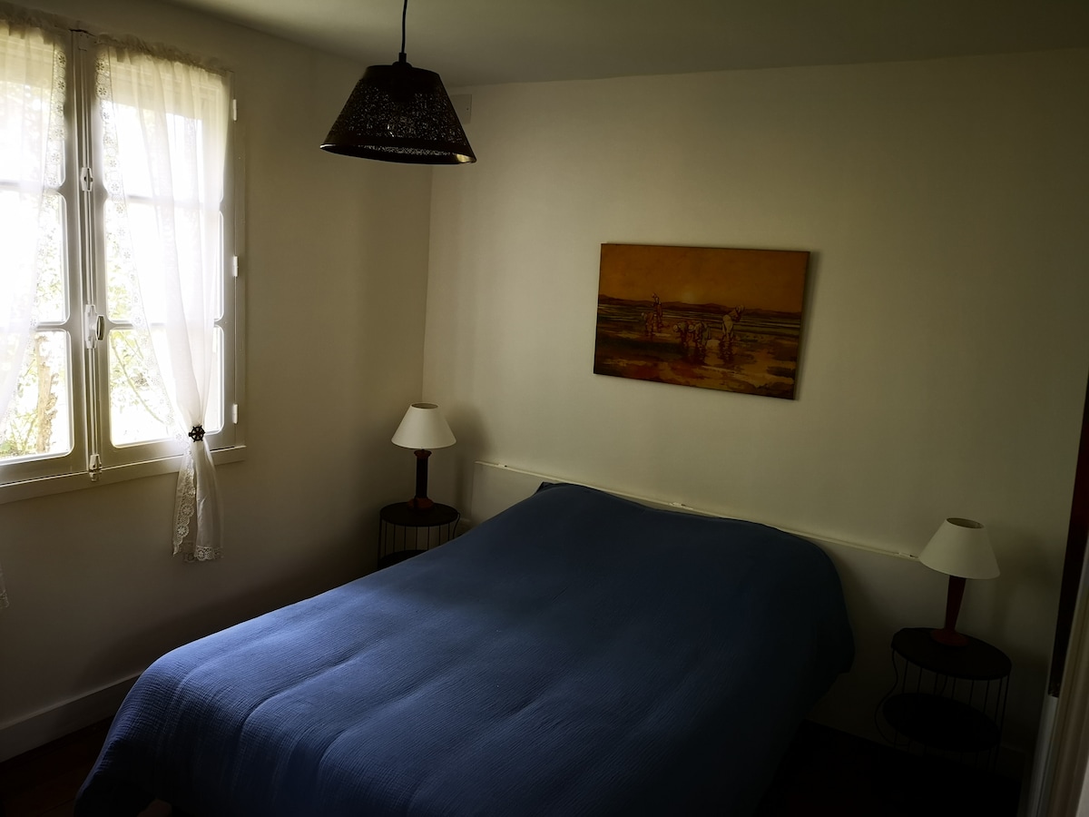 Spavaća soba s prozorom na vrtu je