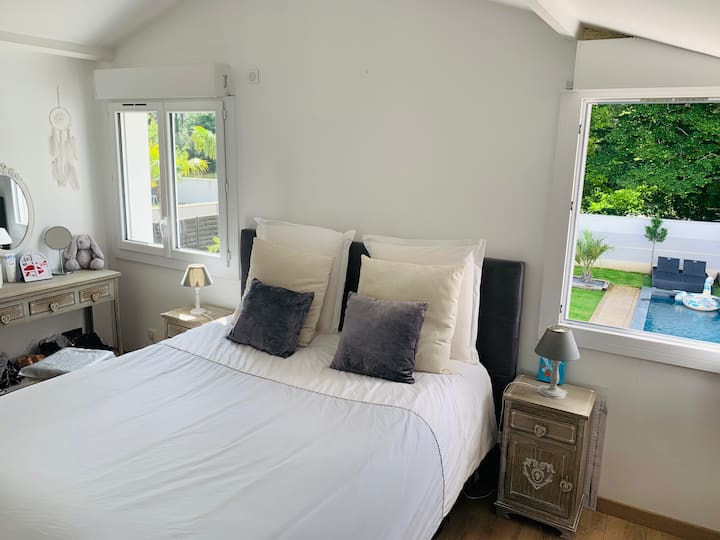 חדר שינה ראשי עם מקלחת