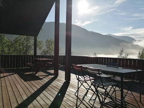 Unique experience by the lake : Myrdal, Flåm