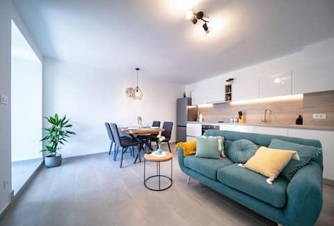 Successful Airbnb property: Luxury villa d'Oro in Palit