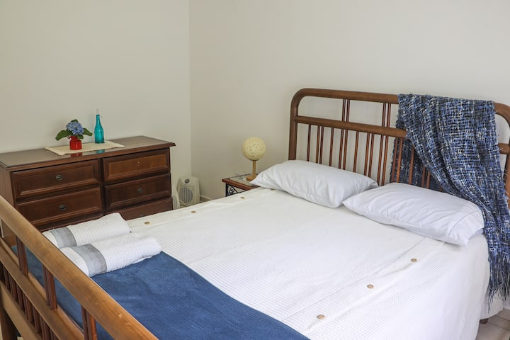 Casa Jasmim -房间配有双人床和梳妆台，可通往森林中的茉莉花窗户。