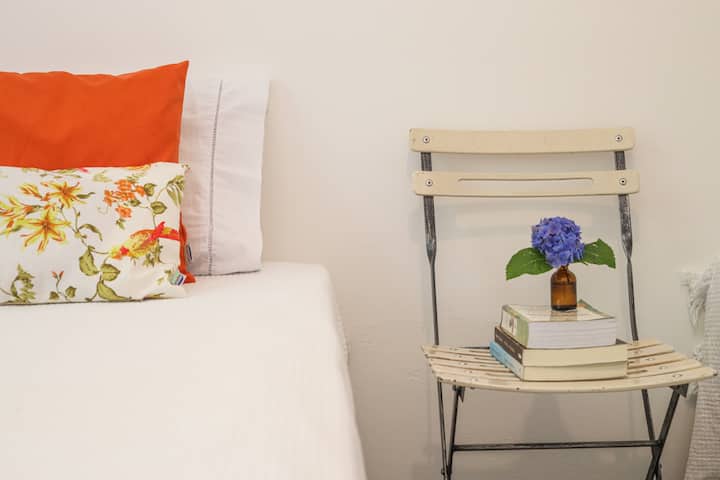 Magnolia House -客房配有02张单人床和窗户，可通往森林中的Magnolia。