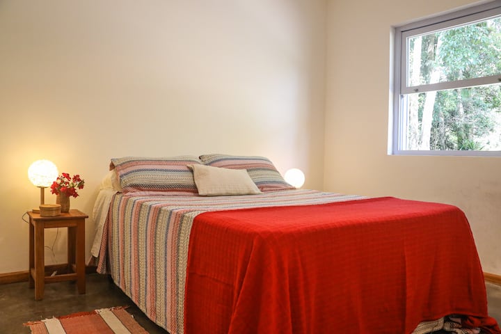 Casa Magnolia -房间配有双人床，可通往Magnolia的森林窗户。