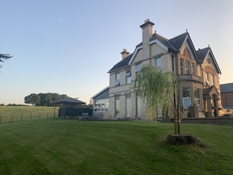 Top Airbnb: Victorian Farmhouse stunning views with hot tub. in East Devon