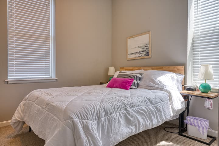 Dormitorio con cama doble