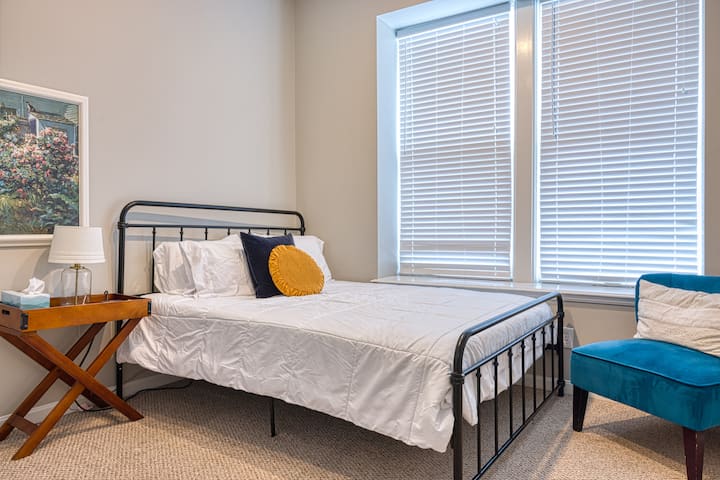 Dormitorio con cama doble