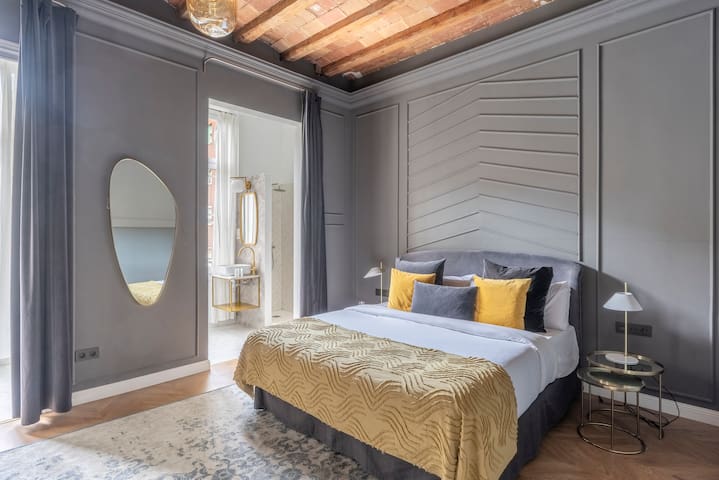 TSA Gran Via | 4 Bed Apartment with Balcony gallery image 2