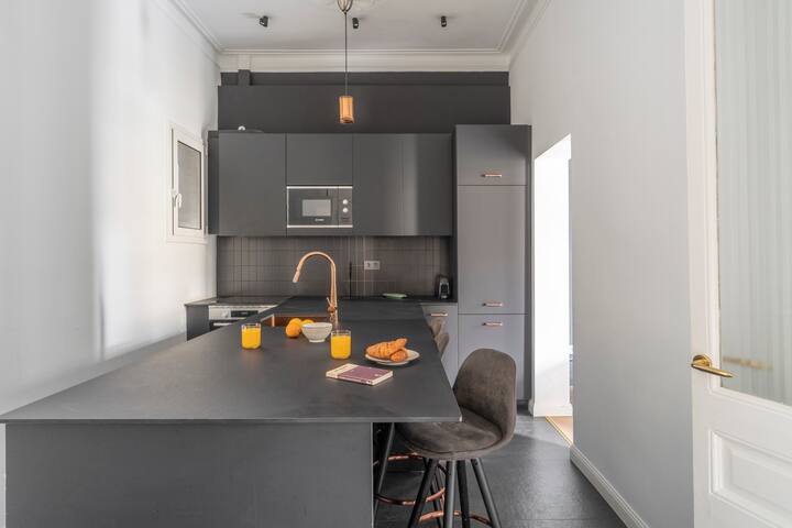 TSA Gran Via | 4 Bed Apartment with Balcony gallery image 3