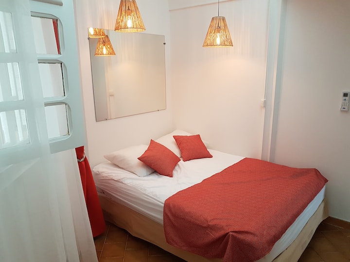 غرفة نوم 2 مع سرير أطفال متاح