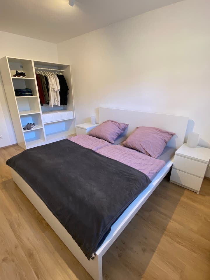 Dhomë gjumi me krevat 180x200 dhe gardërobë të hapur