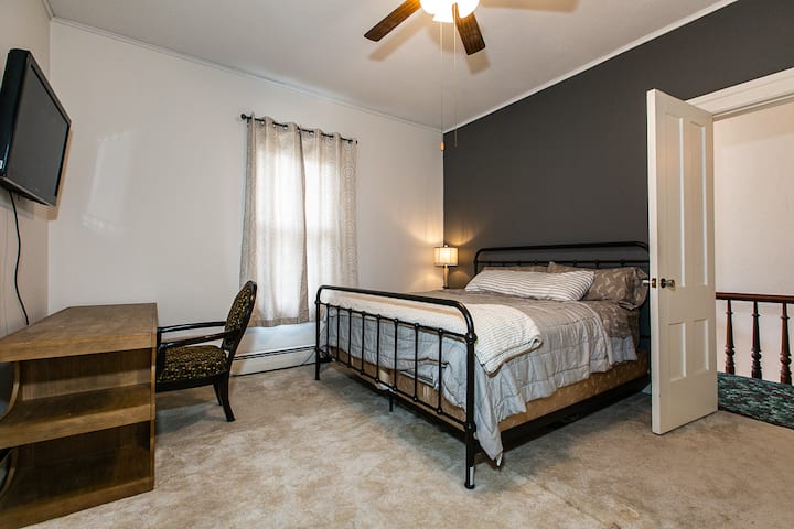 Bedroom 1 - King bed