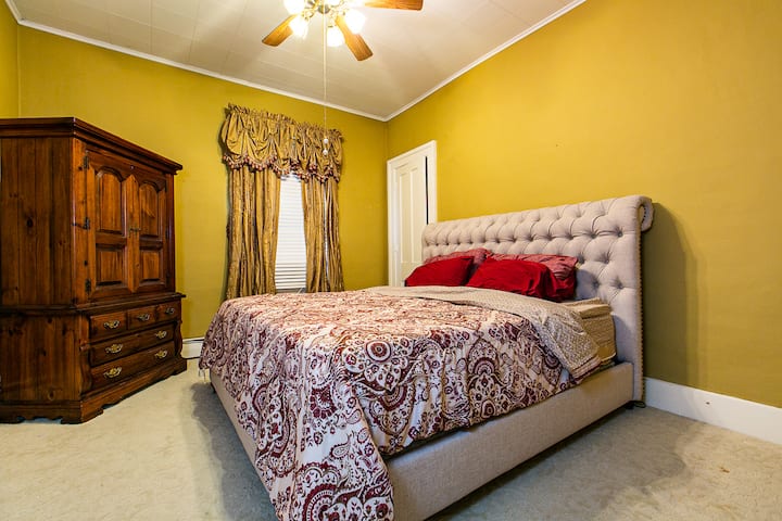 Bedroom 4 - King bed