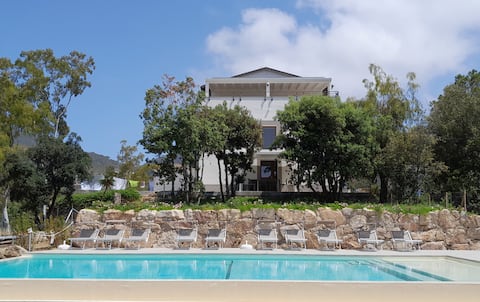 Apartment with garden and pool by the sea