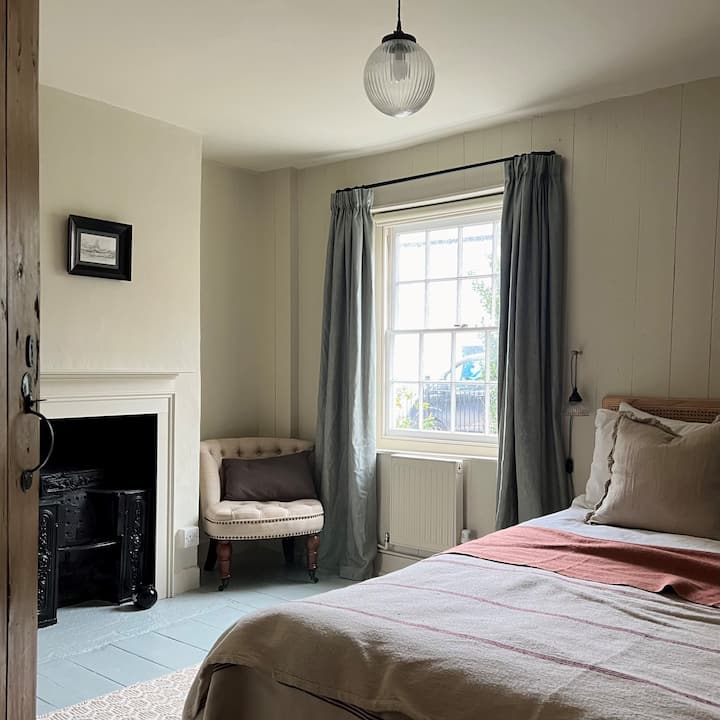 Master Bedroom with king size 'Emma' Mattress, blackout blinds and curtains