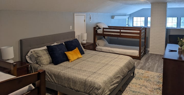 Mantén la habitación para ti o apila a los niños contigo. Son tus vacaciones. 