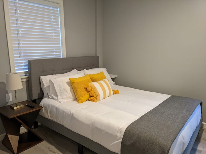 El cuarto dormitorio en la planta baja tiene una cama tamaño queen con colchón de espuma viscoelástica.