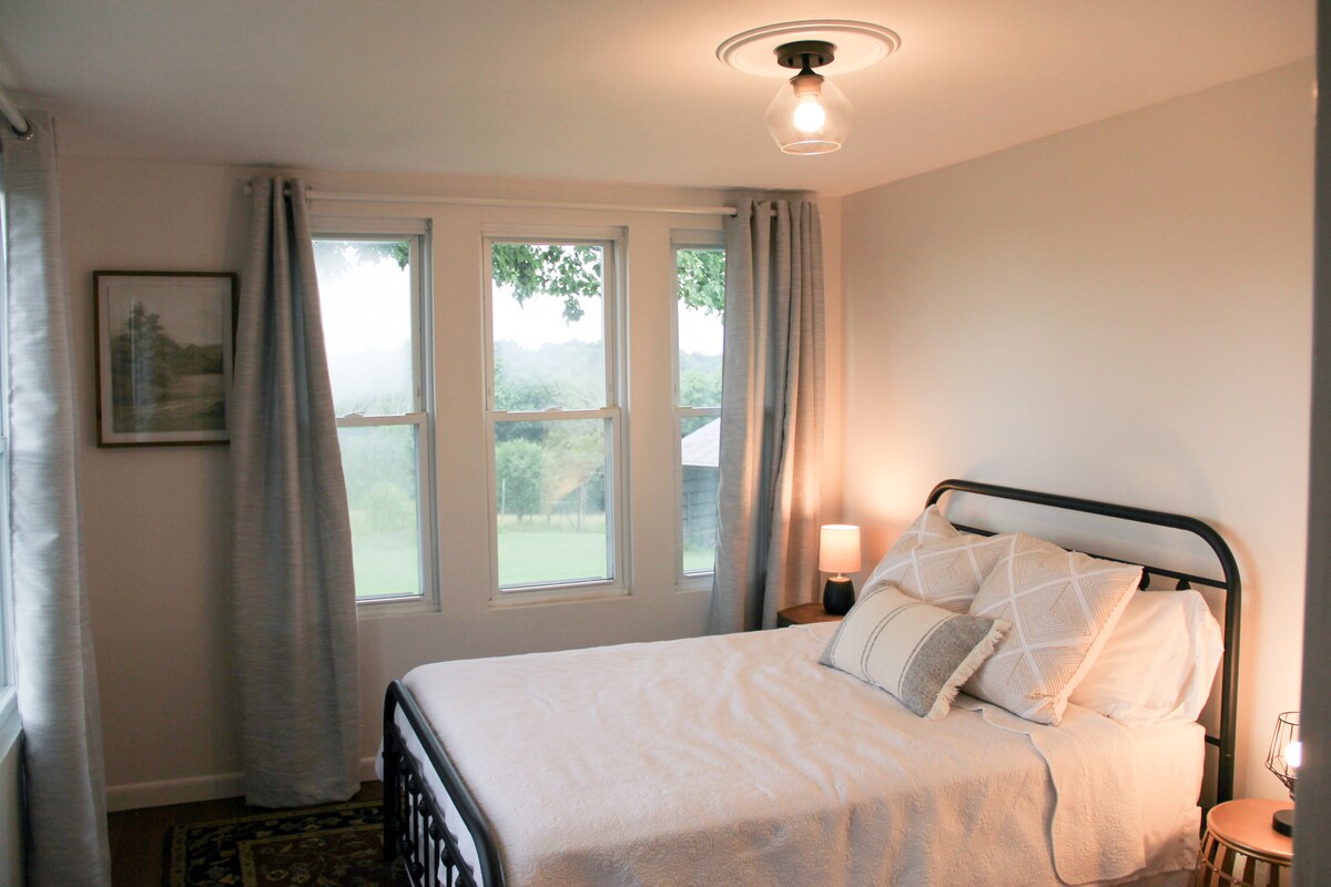 Საძინებლები ხედით! Გაიღვიძეთ და გახსენით ეს გაშავებული ფარდები, რომ გამოავლინოთ მინდვრები და ხეები, რამდენადაც თვალი ხედავს.