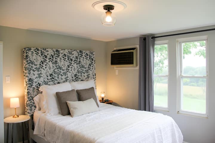 ผ่อนคลายและอ่านหนังสือเล่มโปรดของคุณด้วยหัวเตียงหุ้มเบาะที่สร้างขึ้นอย่างสะดวกสบายโดยคำนึงถึงคุณ (และในขณะที่คุณอาจสังเกตเห็นเครื่องปรับอากาศติดผนังโปรดมั่นใจได้ว่าจะไม่มีการใช้งานอีกต่อไปเพราะคุณจะได้สัมผัสกับระบบ HVAC กลางใหม่ล่าสุด!)