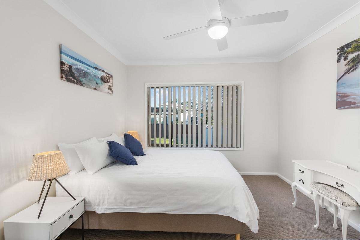 Within the third bedroom, sleep easy in a queen-sized bed and make use of a small study desk.
