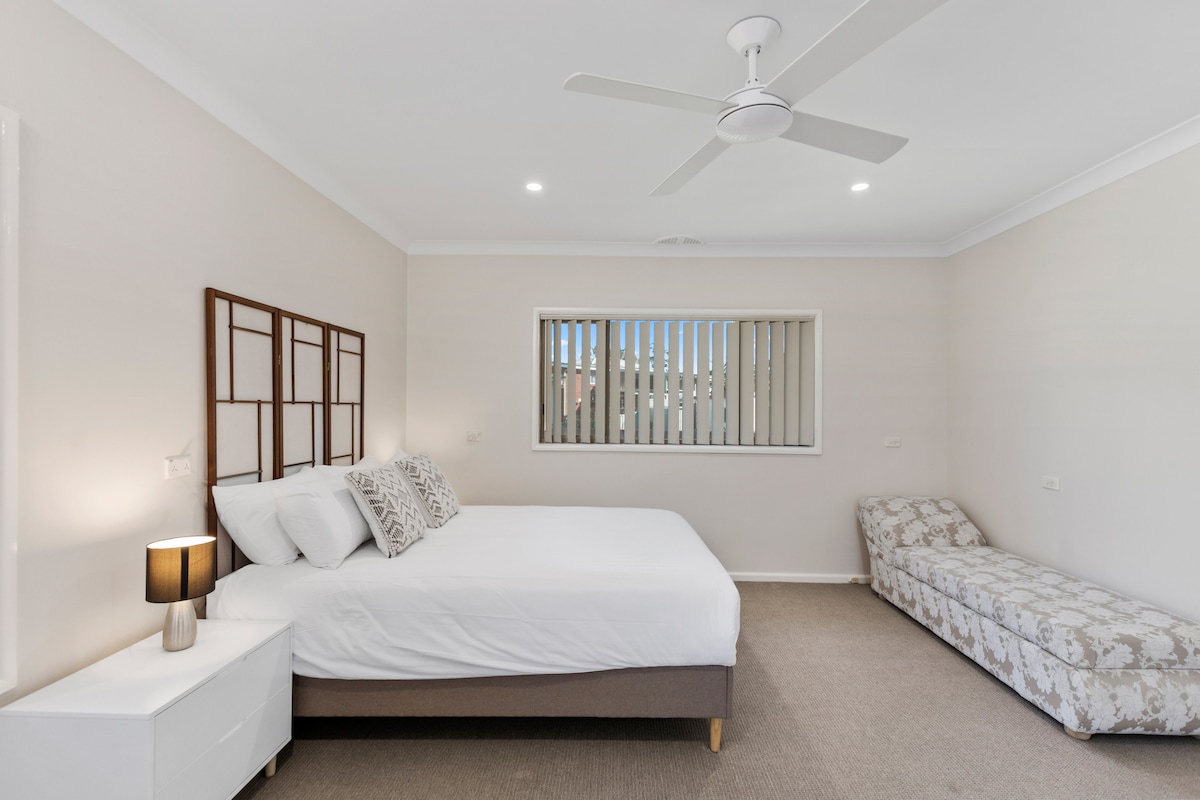 The fifth and final bedroom has a plush queen bed, dressed in hotel-quality linens.
