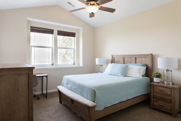 De slaapkamer boven heeft een gewelfd plafond en uitzicht op de vijver aan de overkant van de straat. 
Elke zijlamp heeft stopcontacten om je apparaten op te laden.
Een klein bureau en een stoel zijn ook in de kamer om een extra werkruimte te creëren.