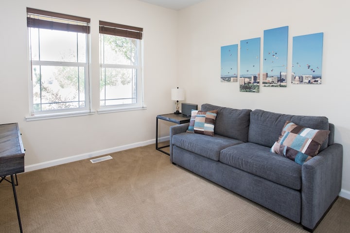 Kantoor heeft optionele queensize slaapbank voor extra slaapruimte. 
Sonos Play:5 (1e generatie) WiFi speaker is ook beschikbaar voor gebruik.