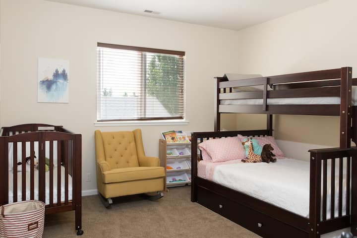 De stapelbedkamer boven is perfect voor een langer verblijf met kinderen. Tweepersoonsbed bovenaan, groot bed en uitschuifbed eronder. Er is ook een opvouwbare full-sized wieg beschikbaar voor gebruik en een comfortabele rocker voor nachtelijke verhalen met de meegeleverde boeken.