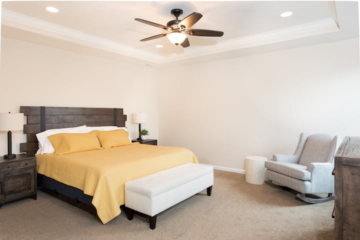 Kingsize bed met zeer comfortabele lakens en kussens in de hoofdkamer. Een schommelstoel om van je ochtendkoffie te genieten of rustig een boek te lezen. Elke zijlamp heeft stopcontacten om je apparaten op te laden.