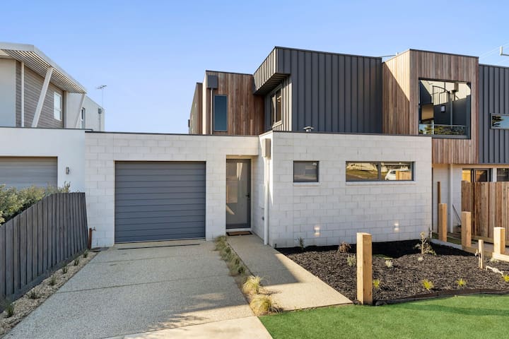 Beachside Luxury Living with Parking near Town.