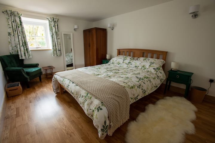 kingsized bed with easy access to family bathroom