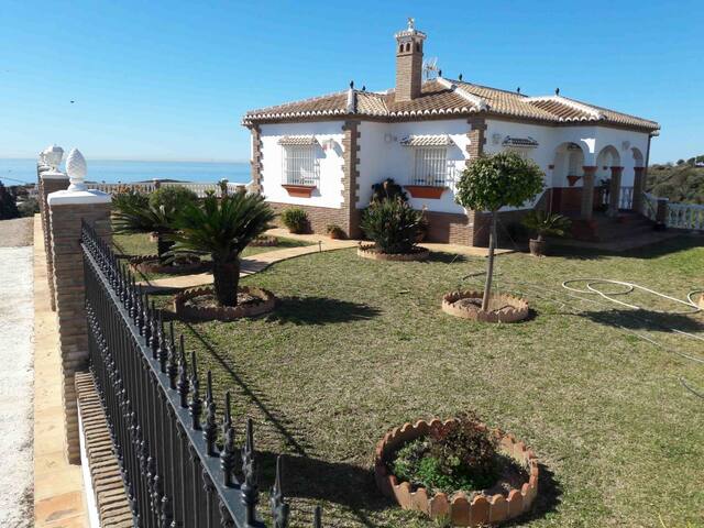 Entire home with 3 bedrooms in torre del mar - A getaway near beach, w/ seaview, big pool & yard