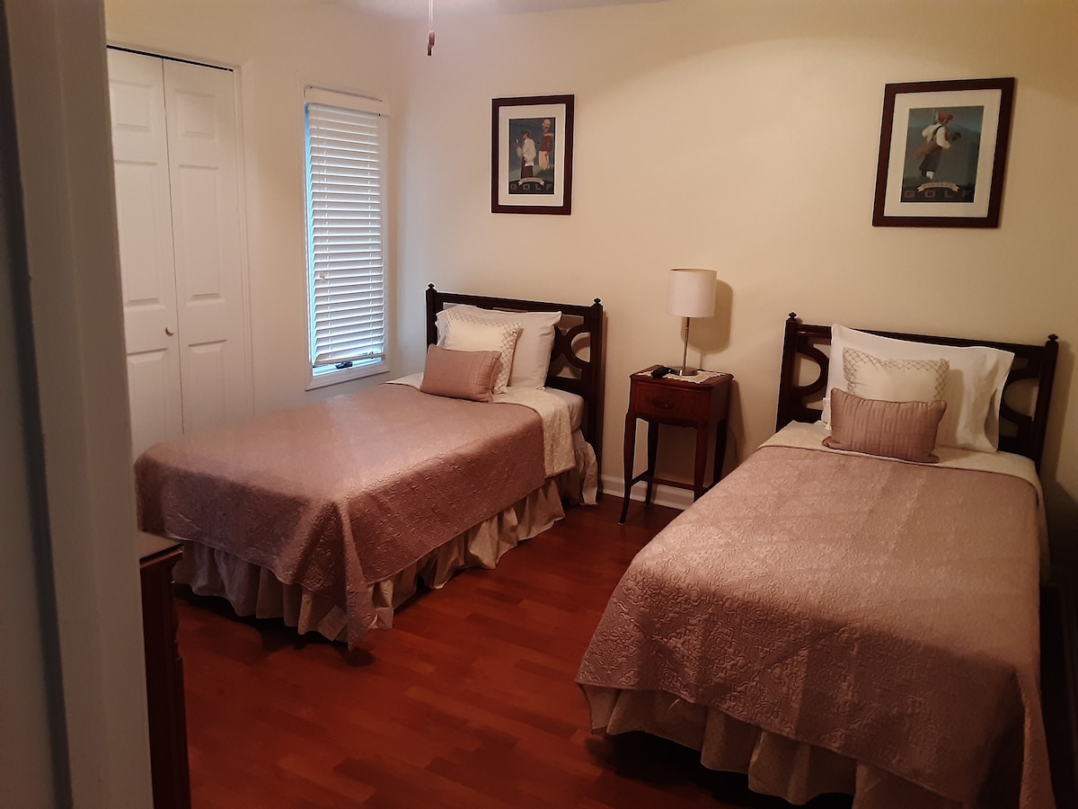 2e chambre avec commode et télévision