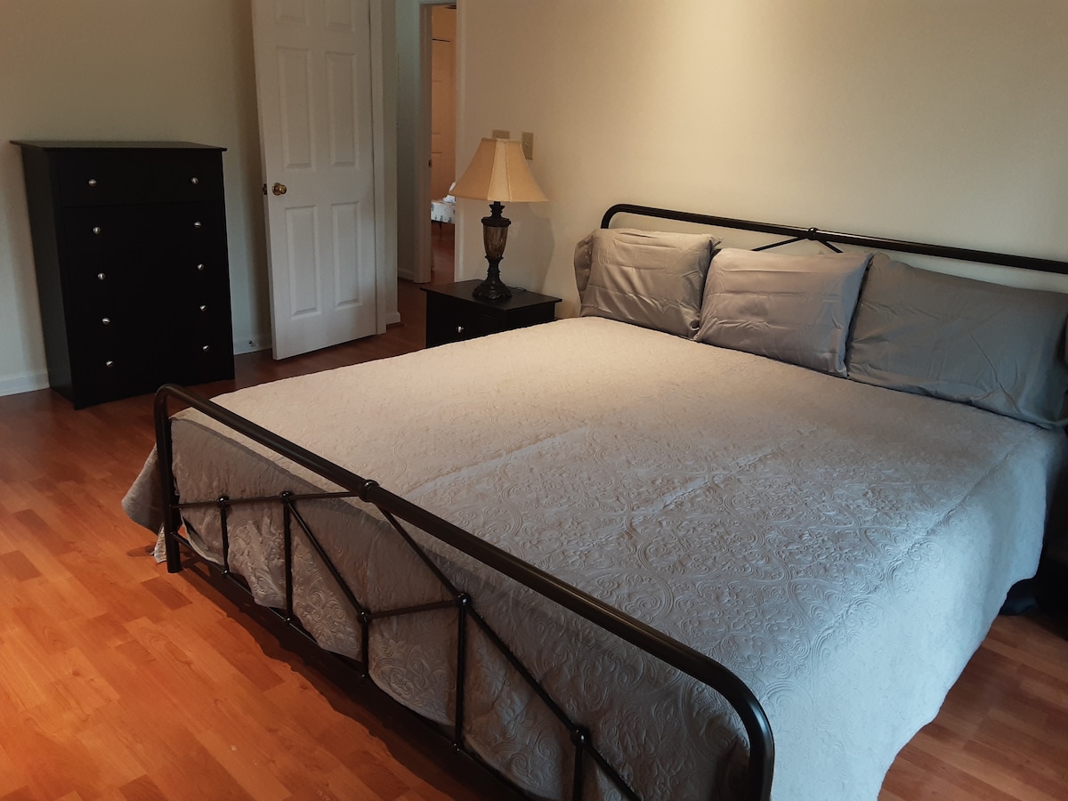 Chambre principale avec lit King Size et télévision