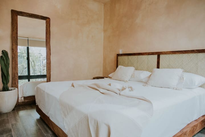 Master Bedroom. King Size Bed, Bathroom en-suite.