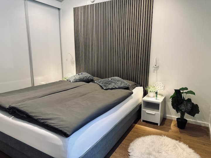 Schlafzimmer 1
