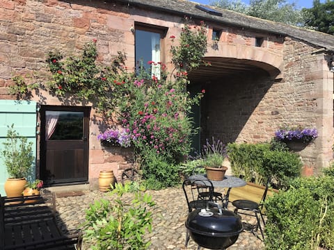 16 Century Courtyard Cottage edge of Lake District